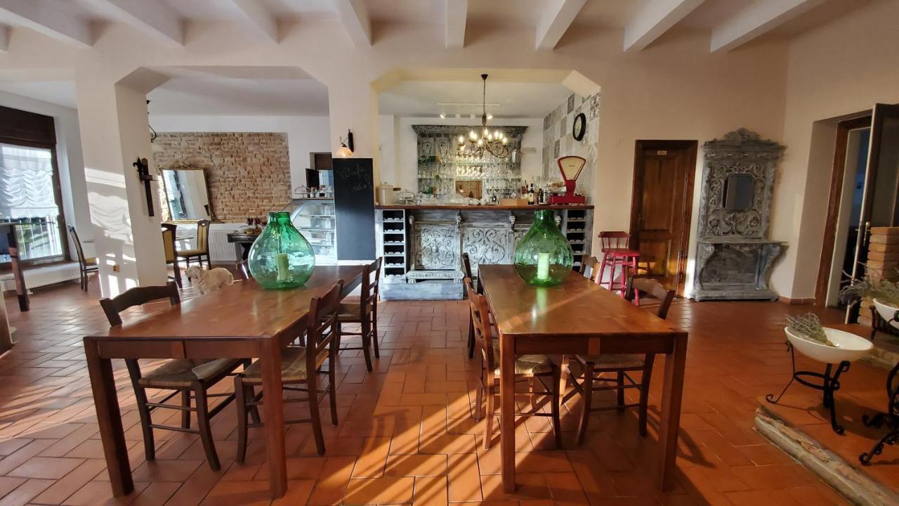 Baronka Bed & Breakfast & Bistrot Betliar Exteriör bild
